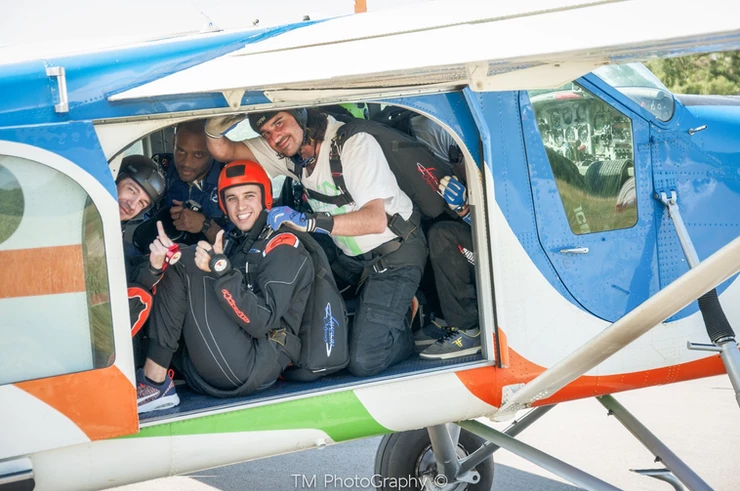 ? Salut à vous amis parachutistes ou futurs parachutistes ?